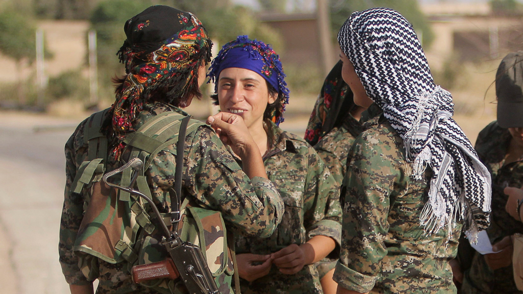 Frauen der YPJ in den Außenbezirken von Qamishli; Foto: Reuters/Rodi Said