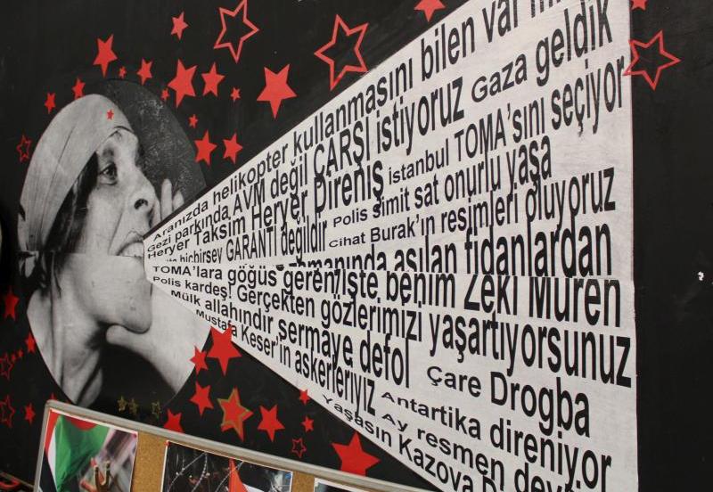 Plakat Verkaufsladen Kazova im Istanbuler Stadtteil Bomonti, Foto: Ekrem Güzeldere