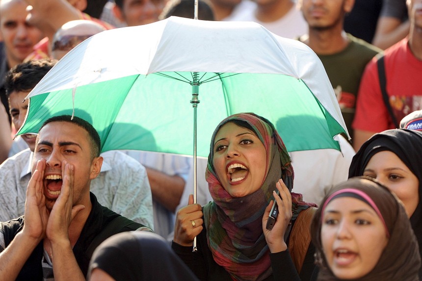 Jugendliche in Kairo demonstrieren gegen die Militärführung ihres Landes; Foto: dpa