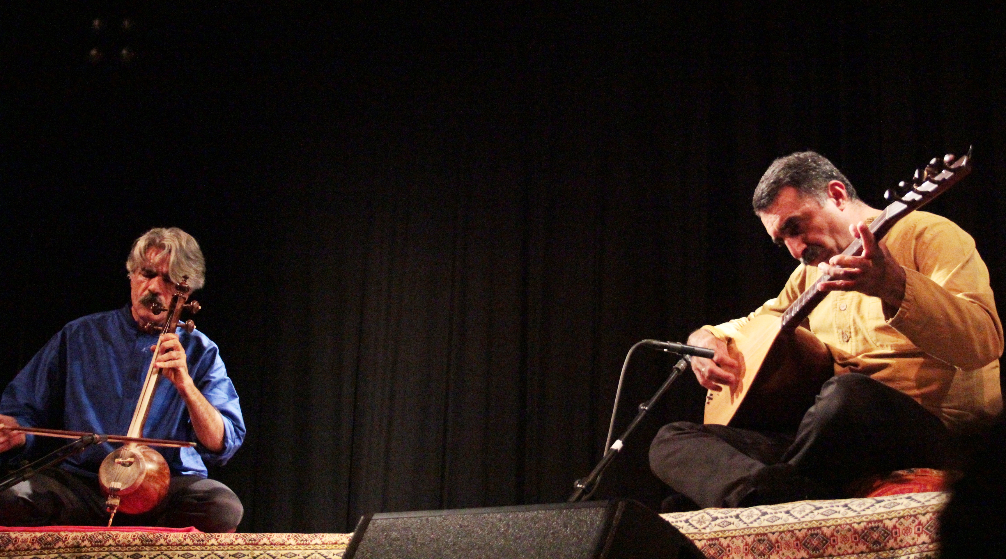 Das iranisch-türkische Duo Kayhan Kalhor (links im Bild) und Erdal Erzincan (hier auf einem Konzert beim 10. Morgenland Festival); Foto. Marian Brehmer