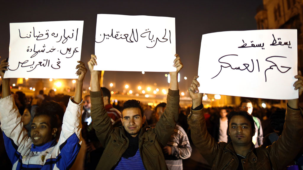 Demonstranten auf dem Tahrir-Platz in Kairo halten Schilder mit der Aufschrift: "Nieder mit dem Militärgesetz" und 'Freiheit für die Gefangenen"; Foto: MOHAMED EL-SHAHED/AFP/Getty Images