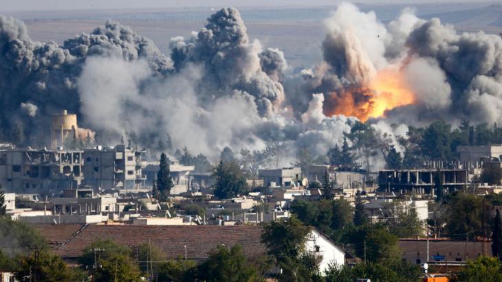 US air strikes against IS fighters in Kobani (photo: Reuters/K. Pfaffenbach)