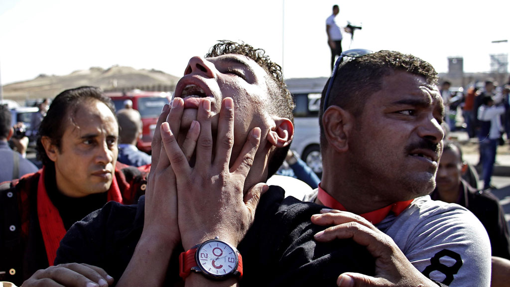 An anti-Hosni Mubarak protester reacts on the outskirts of Cairo after hearing the outcome of the trial of Hosni Mubarak, Saturday, 29 November 2014 (photo: picture-alliance/AP Photo/Ahmed Abd El-Latif, El Shorouk Newspaper)