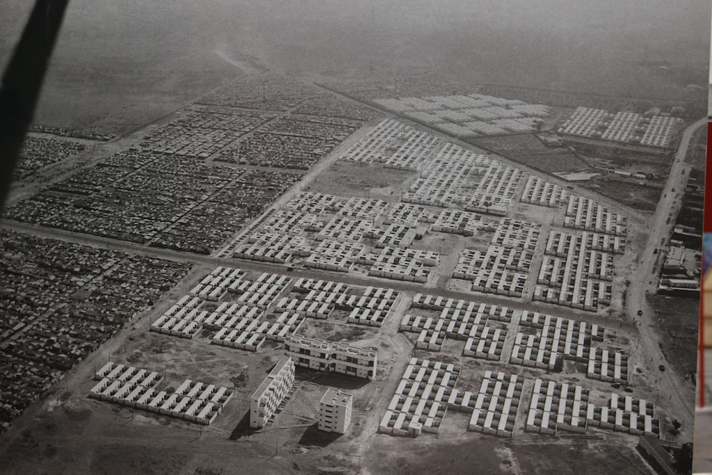 Eine Luftaufnahme zeigt "Bidonsvilles", die durch Neubausiedlungen aus staatlichen Wohnungsbauprojekten verdrängt werden; Foto: Susanne Kaiser