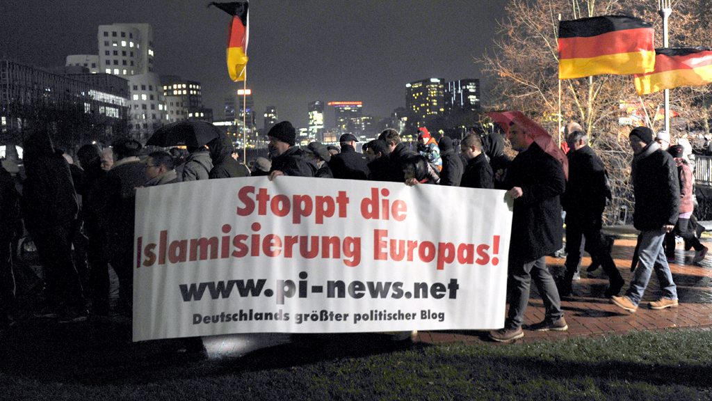 Pegida-Demonstranten in Düsseldorf; Foto: picture-alliance/dpa/Caroline Seidel
