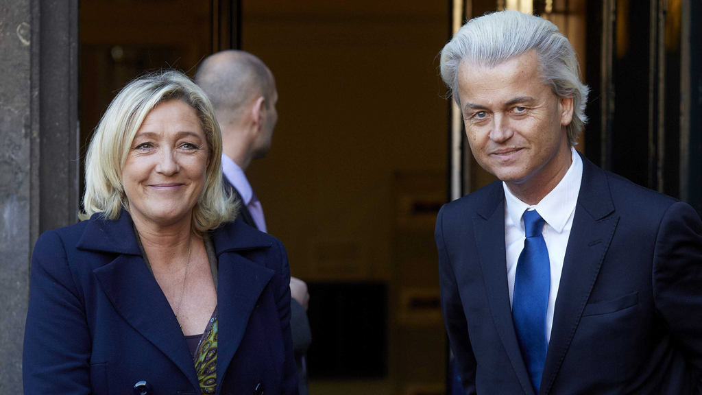 Geert Wilders (r.) gemeinsam mit FN-Chefin Marine Le Pen; Foto: picture-alliance/dpa