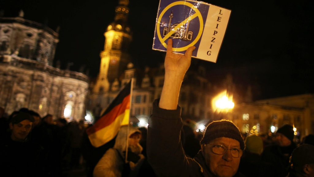 Ein Anhänger des «Pegida»-Bündnisses (Patriotische Europäer gegen die Islamisierung des Abendlandes) demonstriert am 22.12.2014 in Dresden; Foto: picture-alliance/dpa/Kay Nietfeld