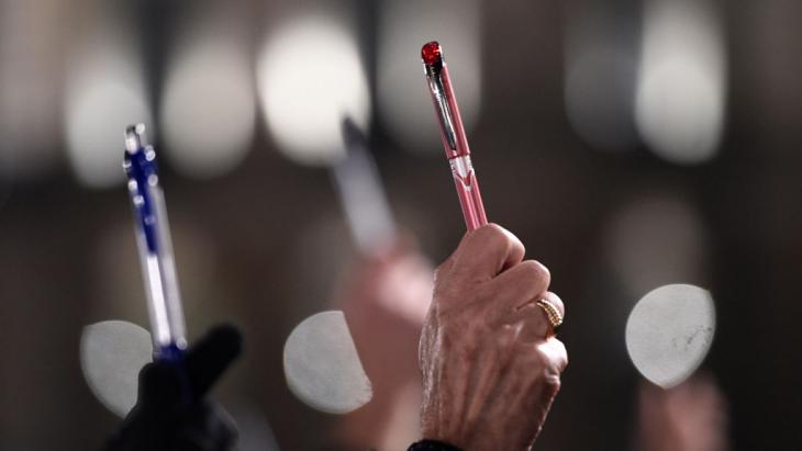 People in Paris hold up pens in response to the attack on "Charlie Hebdo" (photo: AFP/Getty Images/D. Meyer)