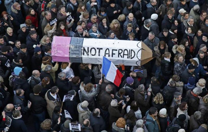 Demonstranten in Paris tragen überdimensional großen Stift für die Meinungsfreiheit; Foto: Reuters