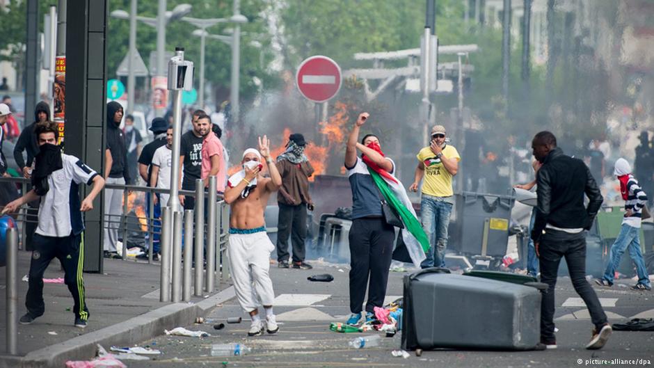 Nordafrikanische Jugendliche protestieren in einem Pariser Stadtteil; Foto: picture-alliance/dpa