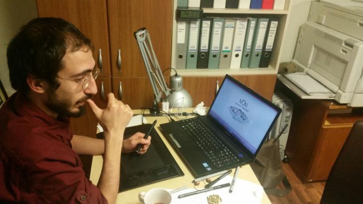 Cartoonist Emre Bilgic in front of his laptop (photo: Senada Sokollu)