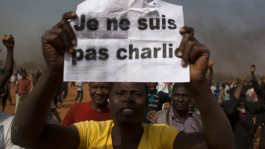 A man holds a sign that reads "I am not Charlie", Niamey, Niger, 17 January 2015 (photo: Reuters/T. Djibo)