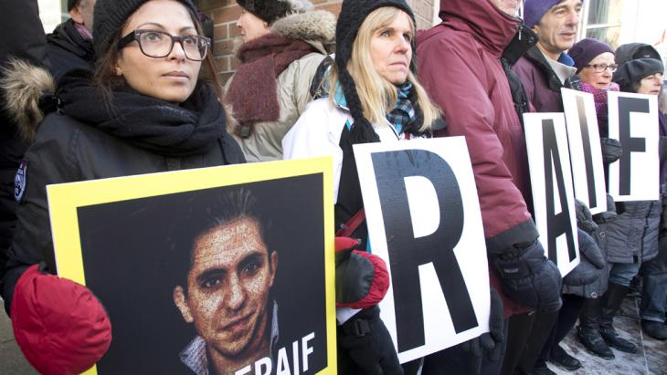 Ensaf Haidar, left, wife of blogger Raif Badawi, takes part in a rally for his freedom, Montreal, 13 January 2015 (photo: picture alliance/empics)