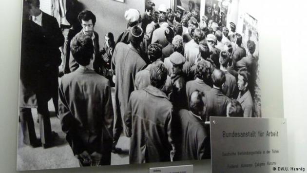 Turkish men queue to get into a placement bureau in Turkey (photo: DW/J. Hennig)