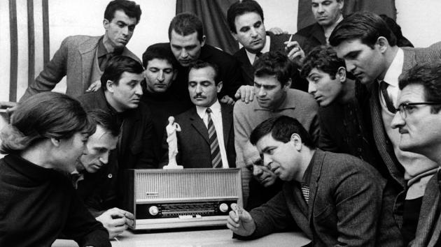 Greek guest workers listen to a Greek broadcast on the radio in Germany in 1967 (photo: picture-alliance/dpa/W. Weihs)