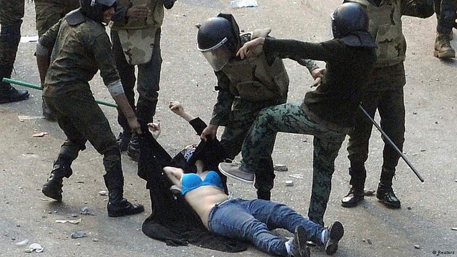 Polizeieinsatz gegen Frauen auf dem Tahrir-Platz im Dezember 2011; Foto: Reuters