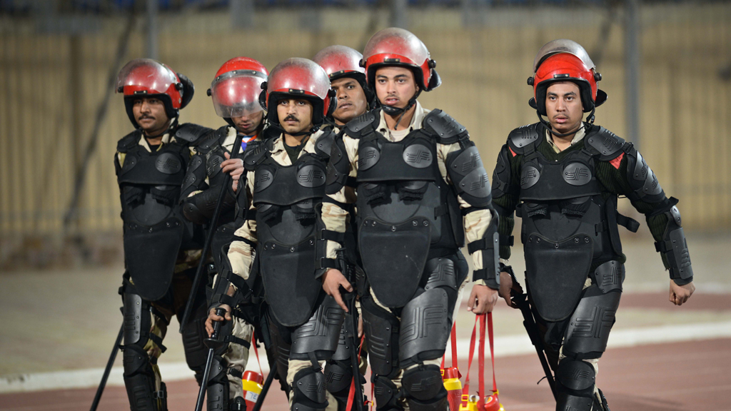 Sicherheitskräfte am Stadion in Kairo während der Ausschreitungen; Mohamed El-Shahed/AFP/Getty Images
