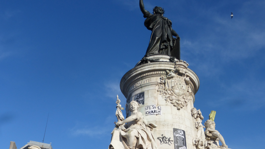 Statue of Marianne, the symbol of France, with "Je suis Charlie" graffiti (photo: DW/E. Bryant)