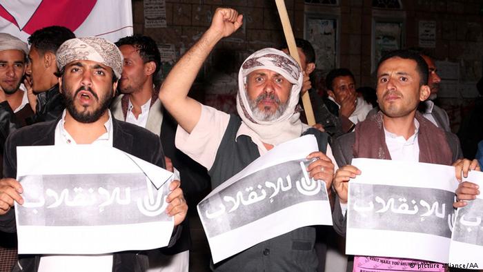 نظم اليمنيون في صنعاء واحدة من أكبر التظاهرات احتجاجا على استيلاء الحوثيين على السلطة يوم الأربعاء (11 فبراير/ شباط). وفيما يصف الحوثيون الاستيلاء على السلطة في اليمن "بالثورة" فإن كثيرا من اليمنيين يرون في ذلك انقلابا على الشرعية الدستورية.