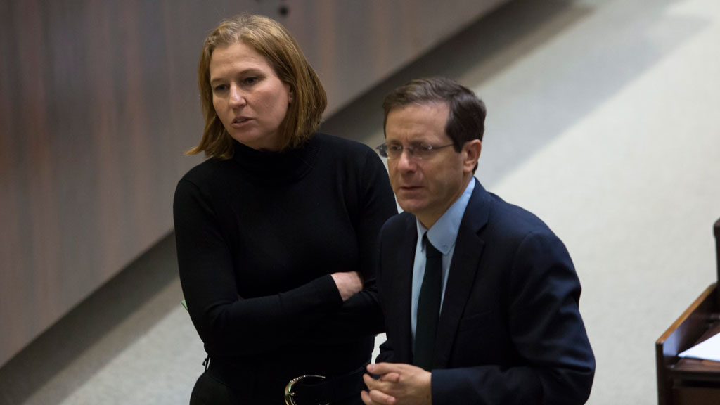Labor party leader Isaac Herzog (right) and Tzipi Livni (left), who had just been fired by Benjamin Netanyahu as Justice Minister, confer during voting to dissolve the government in the Knesset, Jerusalem, 3 December 2014 (photo: EPA/JIM HOLLANDER)