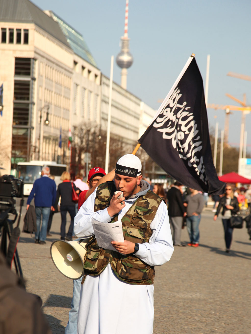 Salafist demonstriert Ende April 2014 in der Nähe des Brandenburger Tors in Berlin; Foto: picture alliance/Wolfram Steinberg