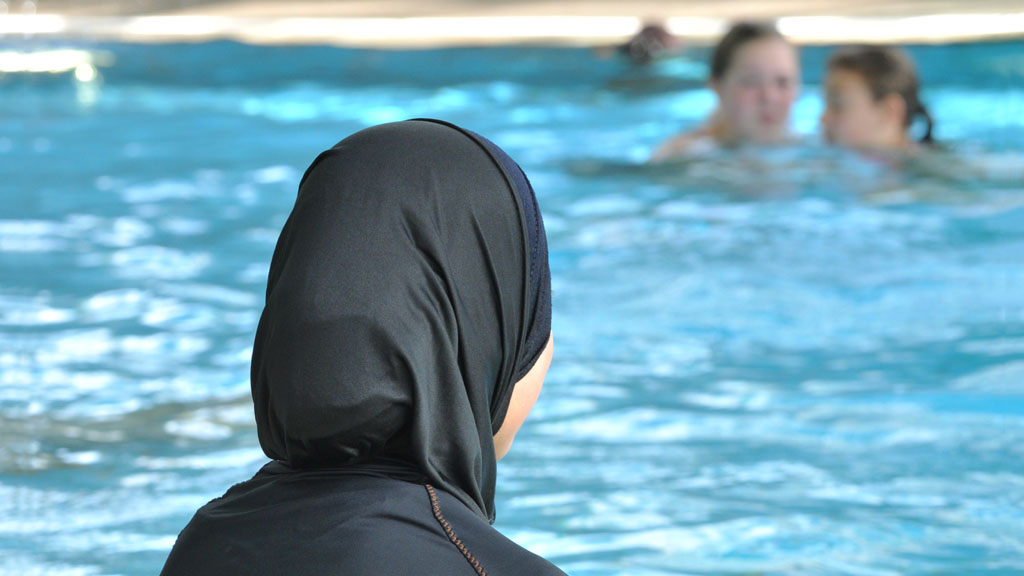 Muslima mit Burkini in einem Schwimmbad; Foto: picture alliance/dpa/Rolf Haid
