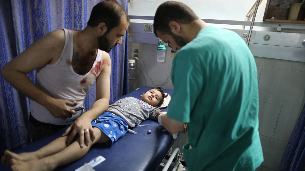behandlung eines palästinensischen Jungen im Shifa-Krankenhaus in Gaza; Foto: Imago/Xinhua