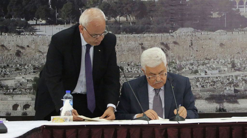 Palästinenserpräsident Mahmoud Abbas unterzeichnet Statut zum IStGH am 31. Dezember 2014