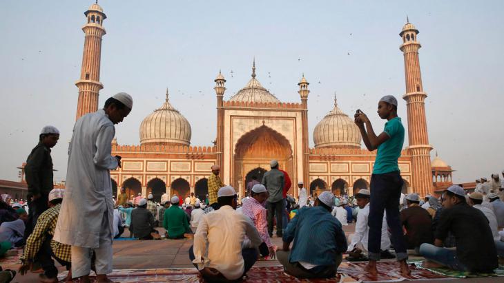Muslims preparing for the Eid al-Adha prayer outside the Great Mosque (Jama Masjid) in New Delhi (photo: Reuters/Ahmad Masood)
