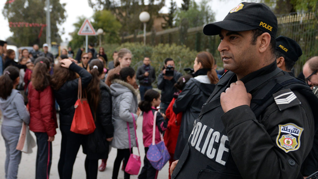 Polizist bei der Wiedereröffnung des Bardo-Museums in Tunis nach dem Anschlag; Foto: AFP/Getty Images/F. Senna