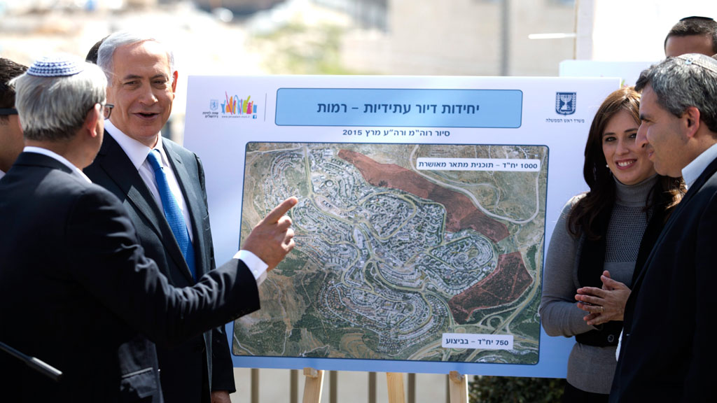 Netanjahu während einer Wahlkampfveranstaltung in der Siedlung Har Homa; Foto: picture-alliance/epa/A. Sultan