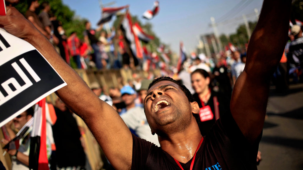 Demonstrant in Kairo demonstriert gegen die Herrschaft der Militärs nach der Absetzung Mohammed Mursis; Foto: picture-alliance/AP Photo/Khalil Hamra