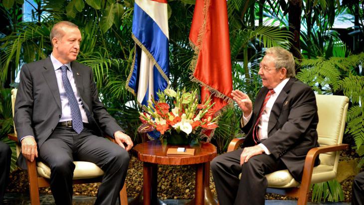 Erdogan (links) während seines Staatsbesuchs auf Kuba mit dem Präsidenten Raul Castro (rechts) im Februar 2015; Foto: picture-alliance/epa/A. Roque