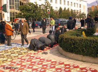 Männer, die vor der Et'hem Bey Moschee in Tirana (Albanien) beten; Foto: DW/Pani