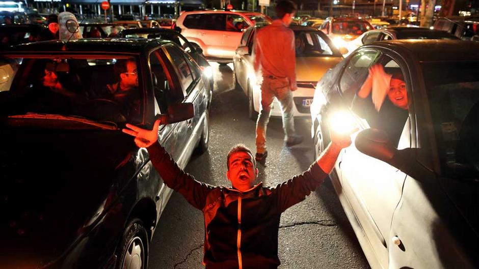 البهجة في شوارع طهران بعد الإعلان عن اتِّفاق لوزان.  Foto: Reuters