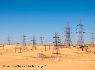 Strommasten in der ägyptischen Wüste in der Nähe des Assuan-Staudamms; Foto: picture-alliance/Hackenberg-Ph