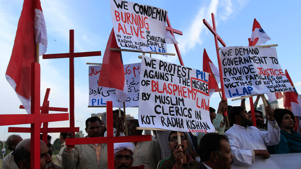 Christians protest at the lynching of a Christian couple in Punjab province in 2014 (photo: Reuters/Faisal Mahmood)