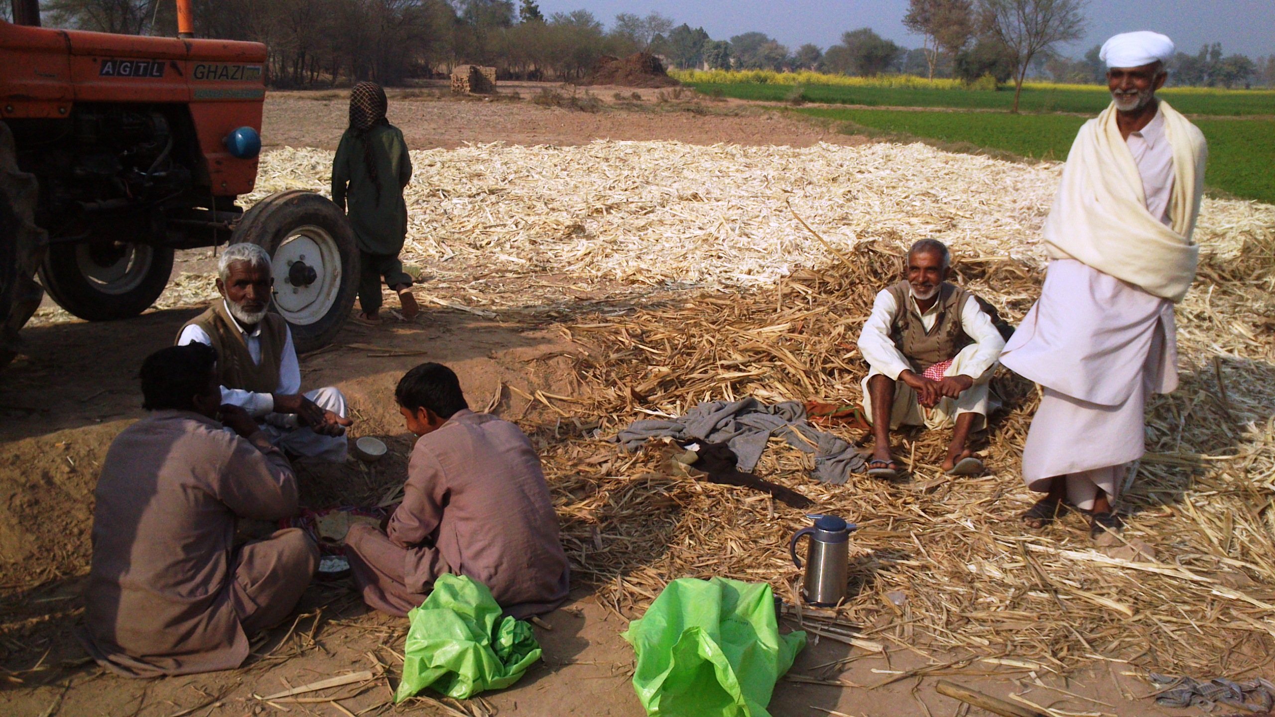 Pause bei der Zuckerherstellung, Bahawalpur, Punjab, Pakistan. Foto: Julis Koch