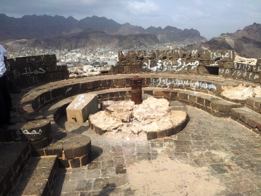 صورة داخلية لقلعة صيرة-عدن. قبل القصف. Sira Fortress is a military site in Aden, Yemen. Photo: Amida Sholan