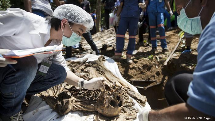 Menschliche Überreste im Massengrab. Foto: Reuters/ D. Sagolj