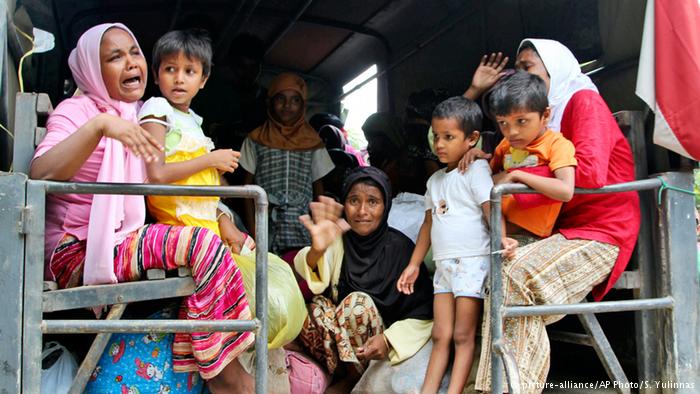Flüchtlinge auf einem Transporter. Foto: picture-alliance/AP Photo/ S. Yulinnas