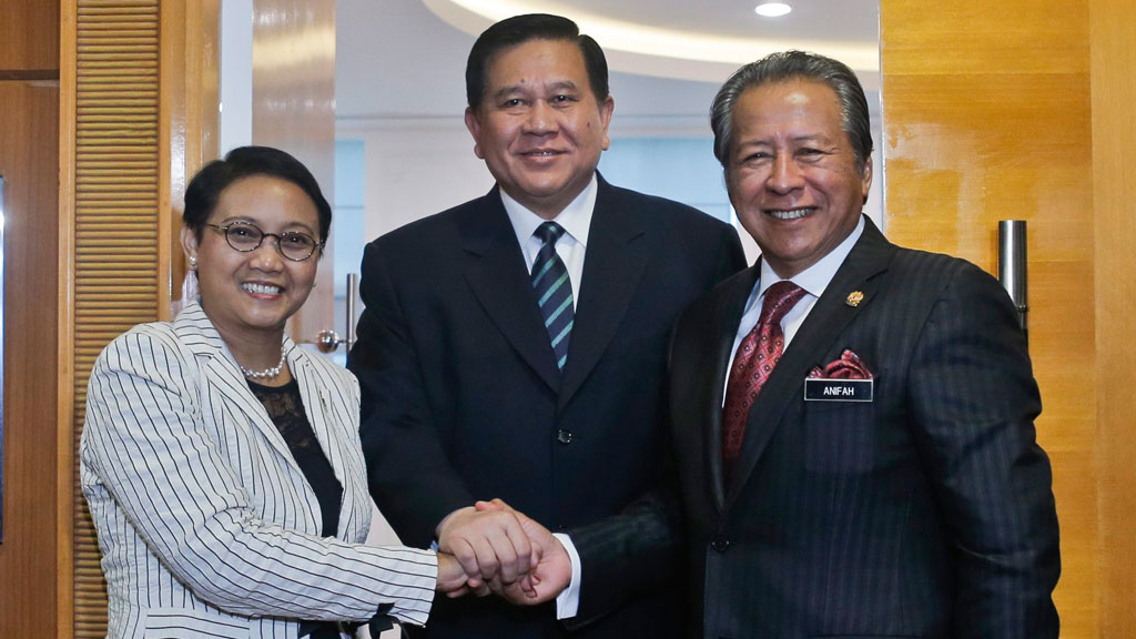 From left: the Ministers of Foreign Affairs of Indonesia, Retno Marsudi; Thailand, Tanasak Patimapragorn; Malaysia, Anifah Aman attend a meeting on human trafficking and people smuggling in Putrajaya, Malaysia, 20 May 2015 (photo: picture-alliance/dpa/F. Ismail)