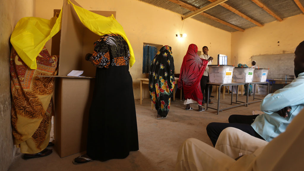 Wahllokal in einem Vorort der sudanesischen Hauptstadt Khartum; Foto: AFP/Getty Images/P. Baz