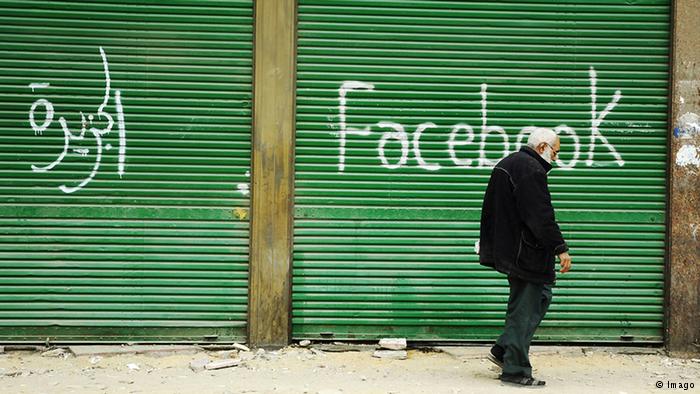 Mann passiert Facebook-Graffiti in Kairo; Foto: 