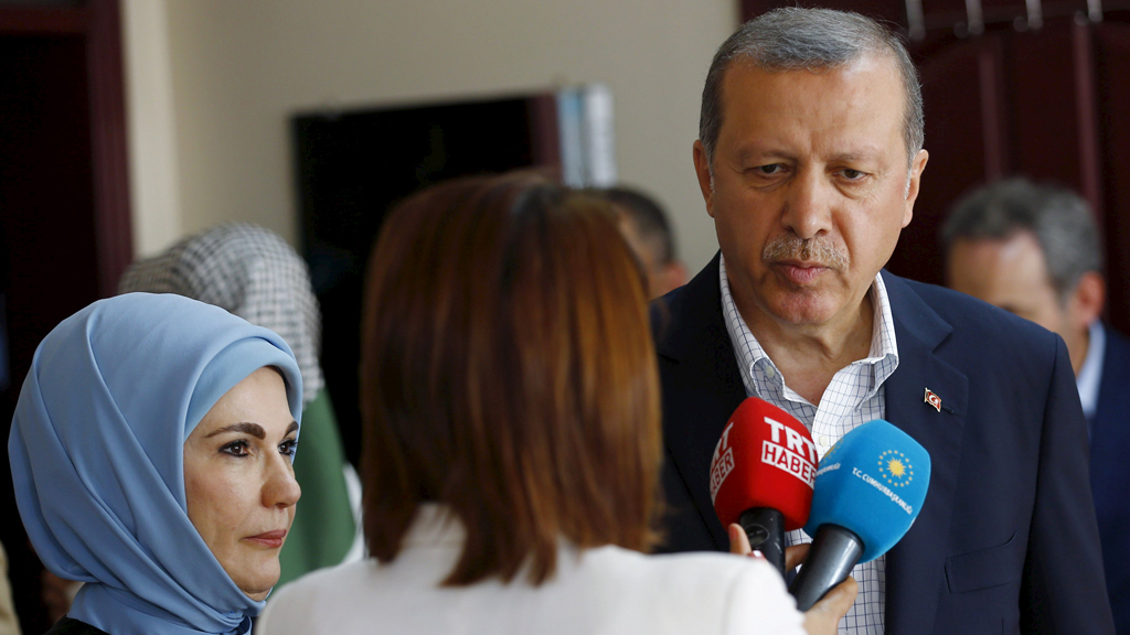 Der türksiche Präsident Recep Tayyip Erdoğan mit seiner Frau nach der Wahlniederlage in Istanbul; Foto: Reuters/M. Sezer 