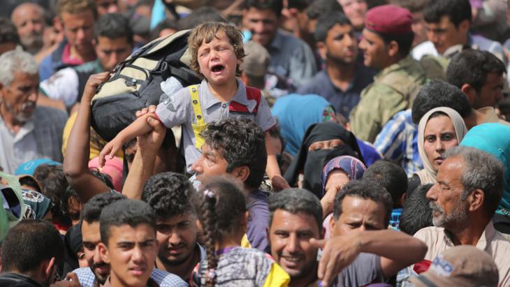Civilians fleeing Ramadi in April 2015 (photo: picture-alliance/abaca/Ali Mohammed)