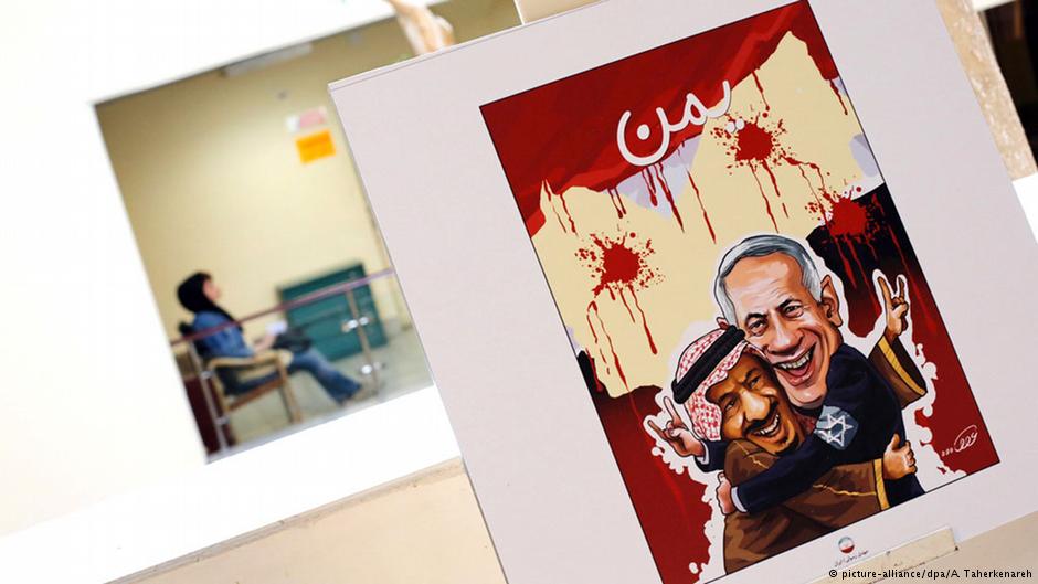 Karikaturmotiv: Israels Ministerpräsident Benjamin Netanjahu wird vom saudischen König umarmt; Foto: picture-alliance/ dpa/ A. Taherkenareh