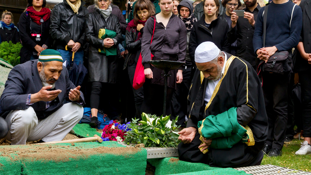Beerdigung eines toten Flüchtlings in Berlin im Rahmen der Aktion "Die Toten kommen"; Foto: picture-alliance/dpa/Geisler Fotopress