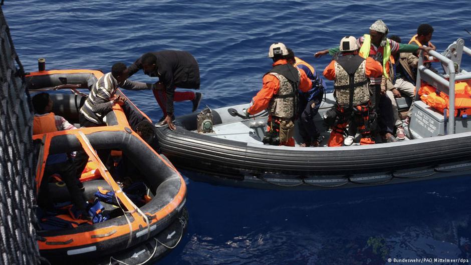 Soldaten der Fregatte "Hessen" ziehen Flüchtlinge aus Lampedusa an Bord. Foto: Bundeswehr/PAO Mittelmeer/dpa 