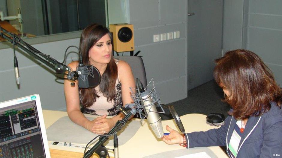 Naghme Abedini im Radio. Foto: DW